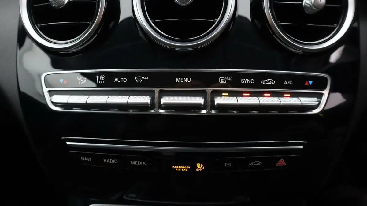 2020-mercedes-benz-c-class-16-c180-se-saloon-4d-big-12