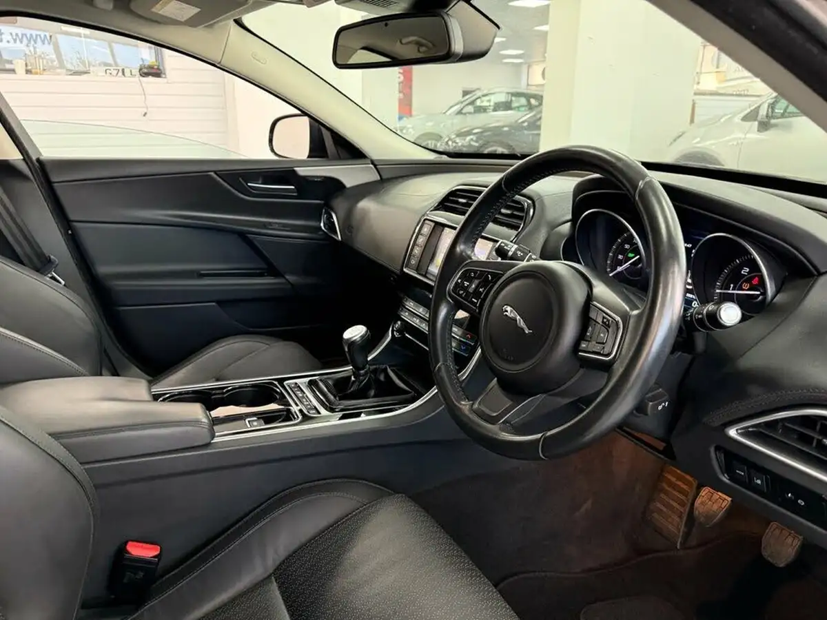 2016-jaguar-xe-20d-portfolio-163ps-big-24