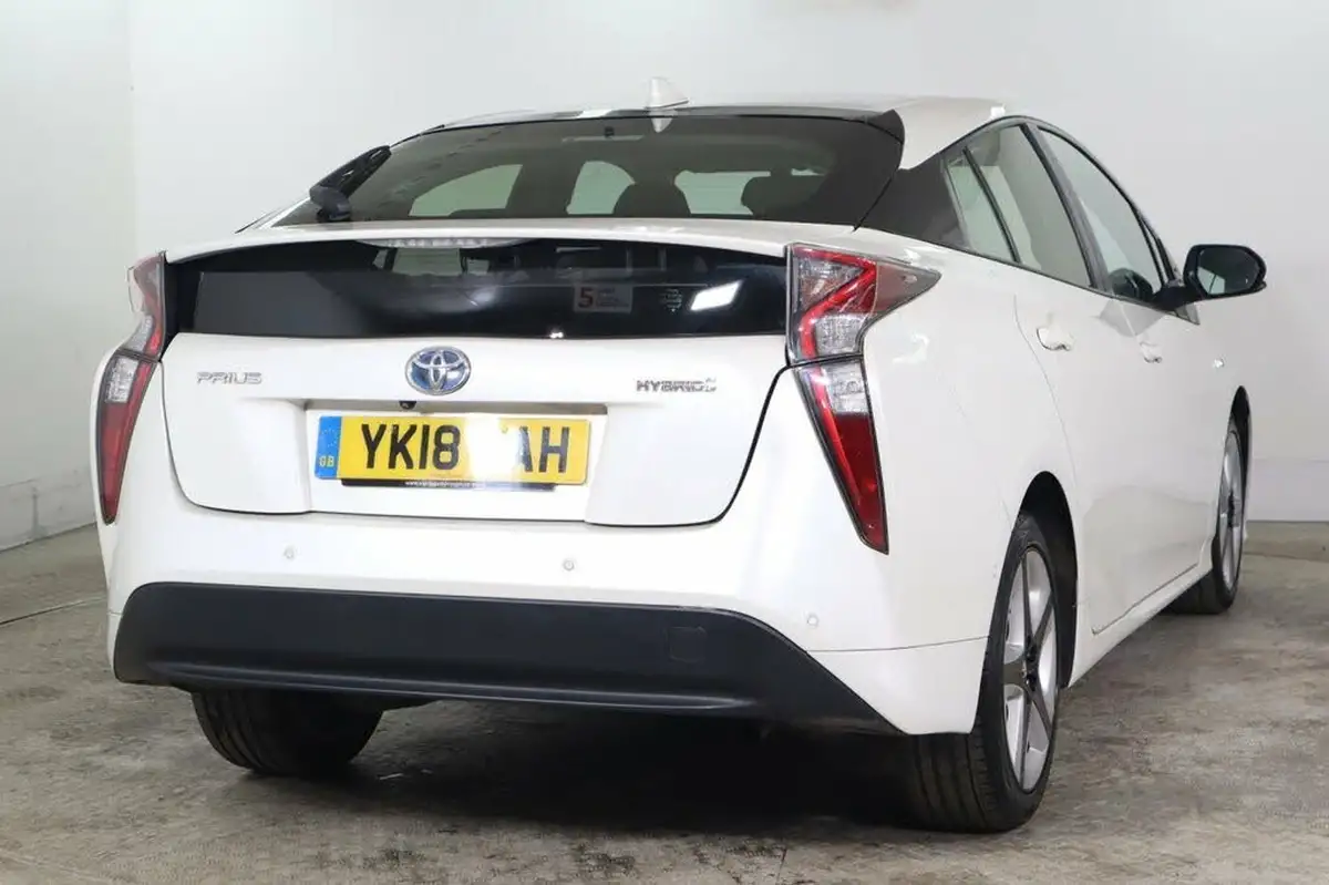 2018-toyota-prius-18-vvt-i-business-edition-plus-ss-big-3