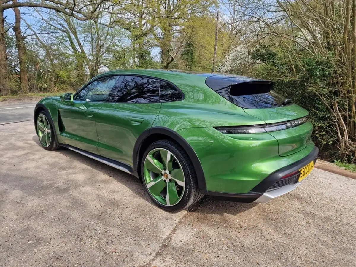 2023-porsche-taycan-e-4-cross-turismo-big-8