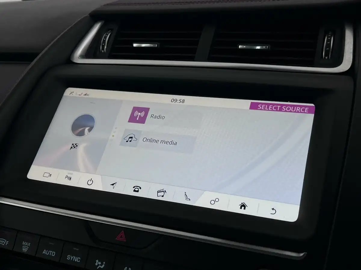2020-jaguar-e-pace-20-i4-chequered-flag-200ps-big-24