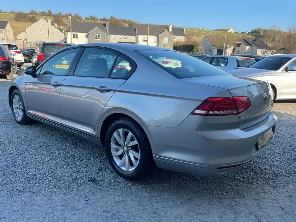 2015-volkswagen-passat-16tdi-bmt-saloon-4d-big-3