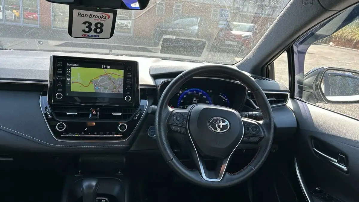 2021-toyota-corolla-18-vvt-i-gr-sport-trk-hatchback-big-4