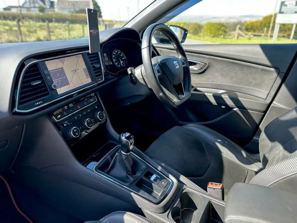 2017-seat-leon-20-tsi-cupra-300-hatchback-5d-big-47