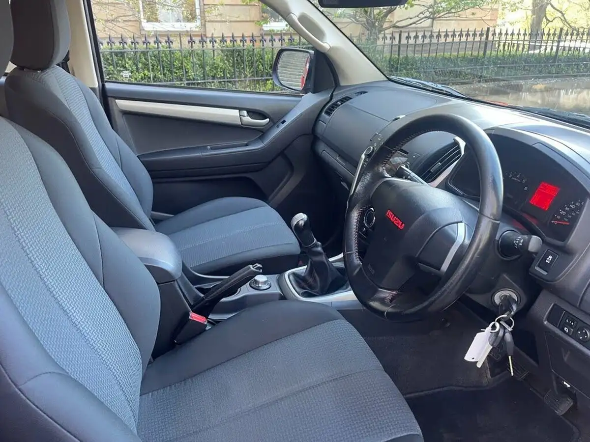 2015-isuzu-d-max-25td-fury-big-12