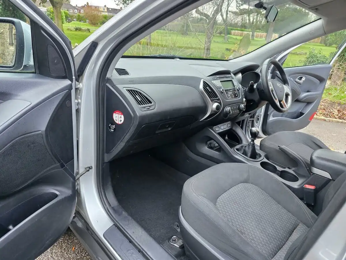 2011-hyundai-ix35-16-style-big-4
