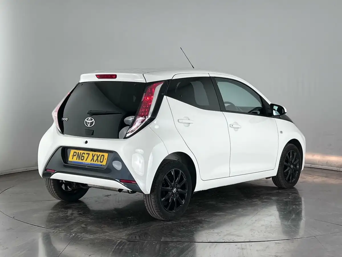 2017-toyota-aygo-10-vvt-i-x-style-71bhp-x-shift-big-3