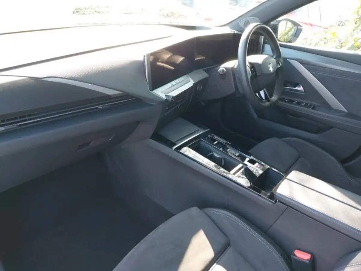 2023-vauxhall-astra-16-gse-225ps-hatchback-big-4