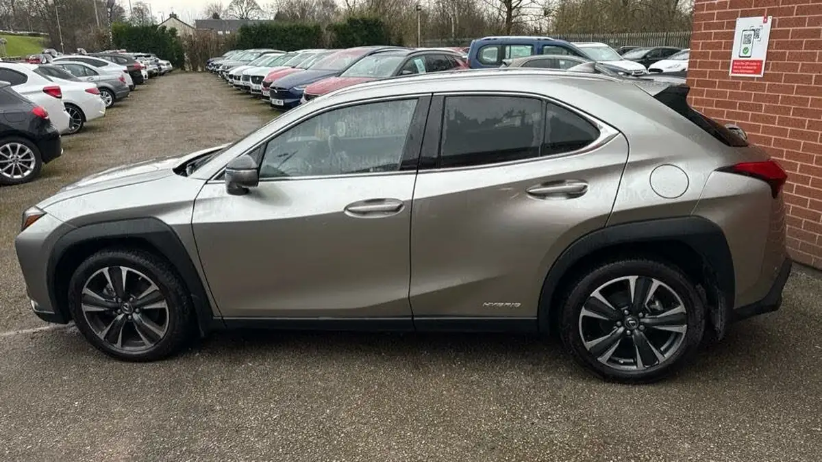 2021-lexus-ux-250h-20-takumi-big-23
