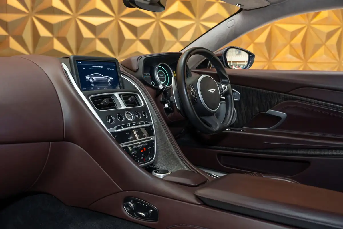 2019-aston-martin-db11-40-v8-big-25