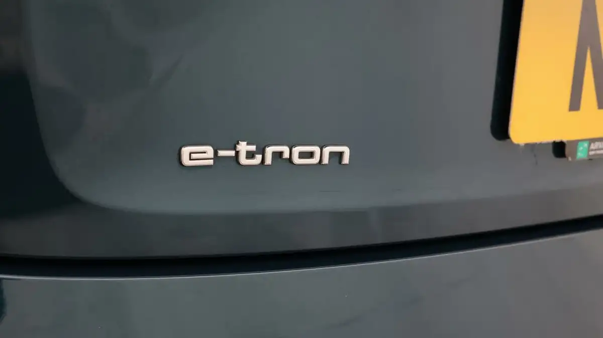 2021-audi-e-tron-50e-technik-station-wagon-big-20