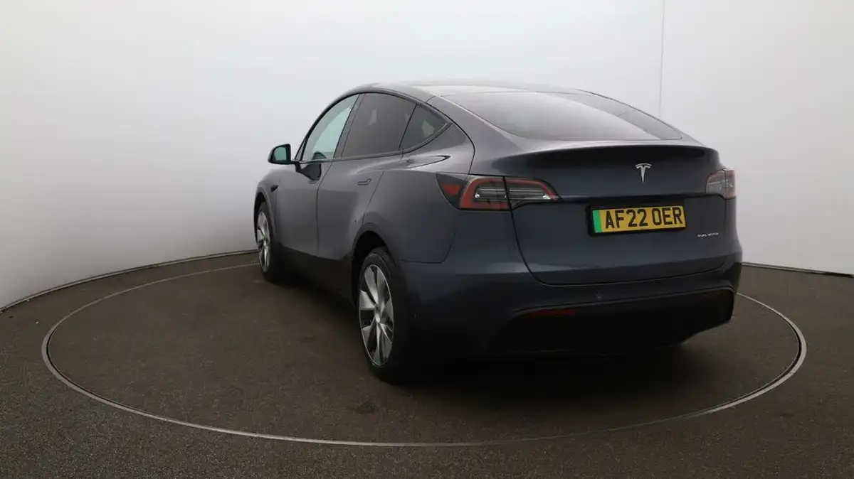 2022-tesla-model-y-e-long-range-big-53