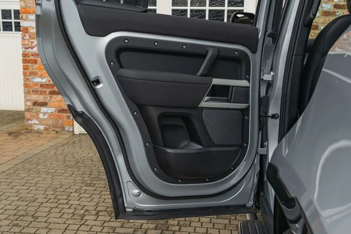 2021-land-rover-110-defender-30-d250-xs-edition-big-37