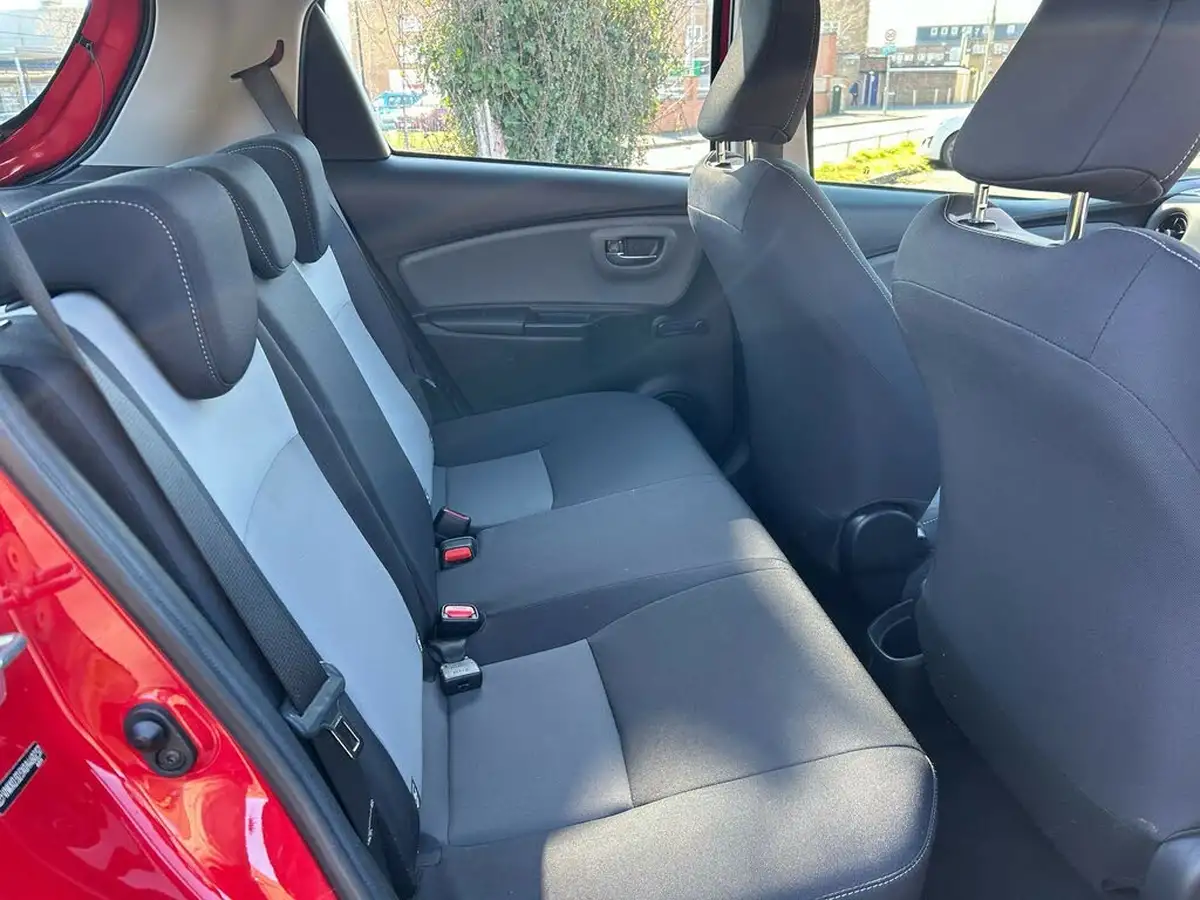 2018-toyota-yaris-15-vvt-i-icon-tech-hybrid-big-12