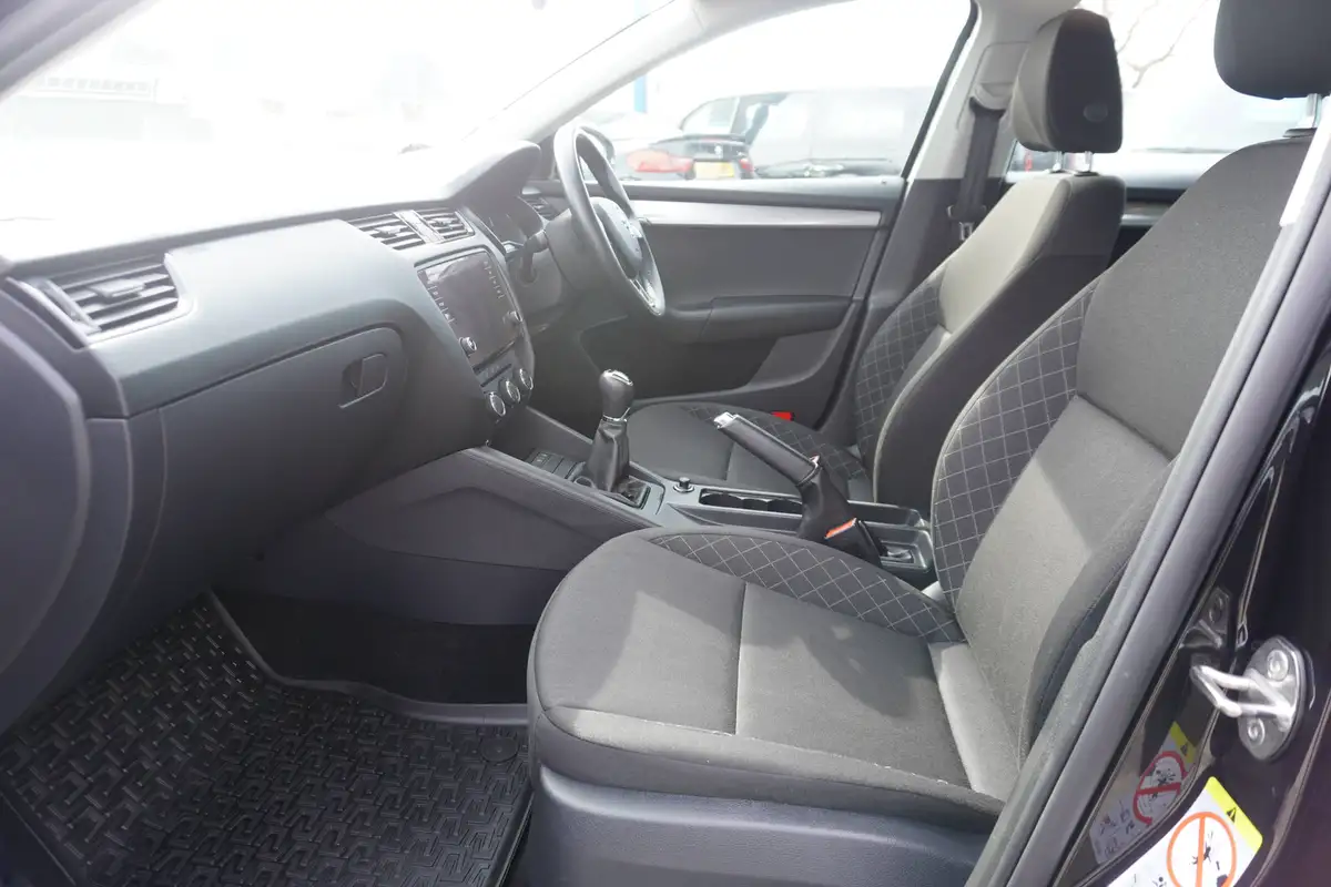 2018-skoda-octavia-big-19