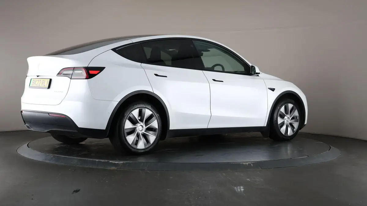 2022-tesla-model-y-e-long-range-big-7