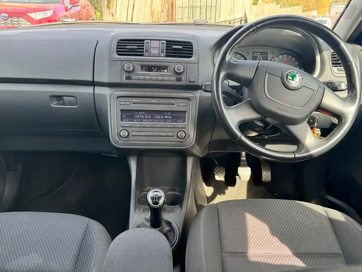 2010-skoda-fabia-16td-elegance-105bhp-dpf-hatchback-big-10