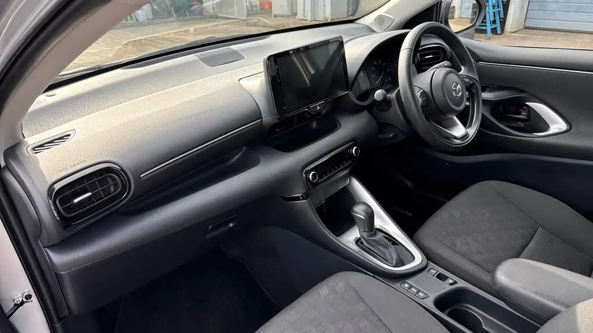 2024-mazda-mazda2-15-centre-line-big-9