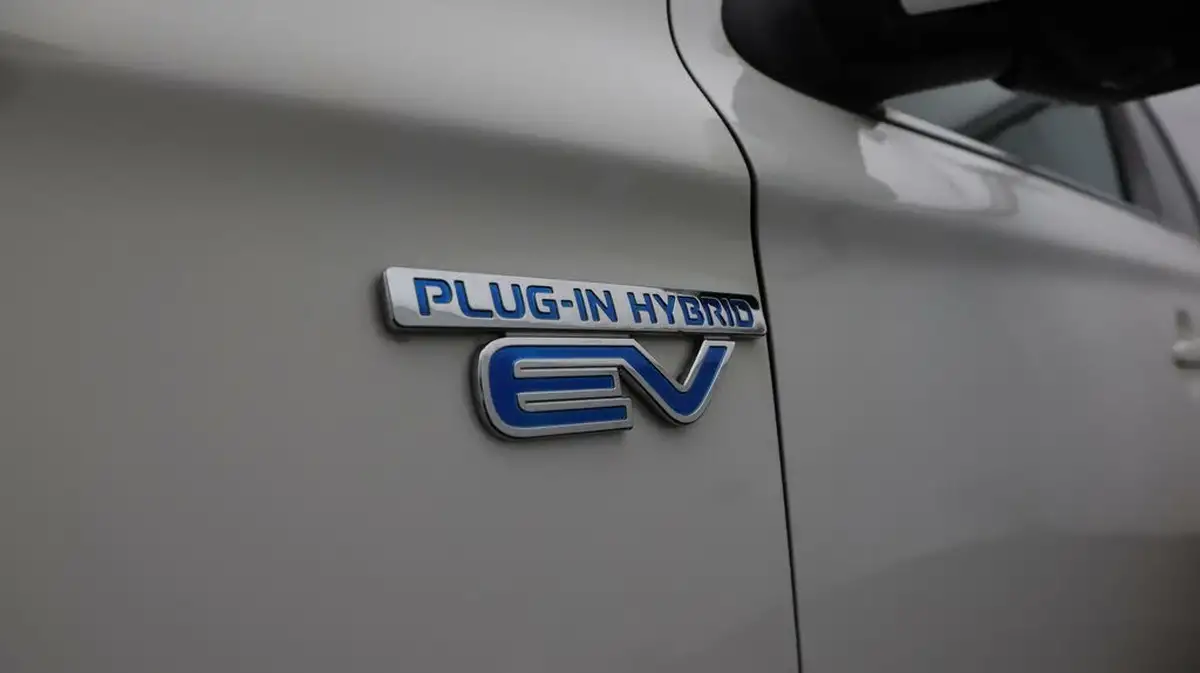 2018-mitsubishi-outlander-24-4h-phev-big-21