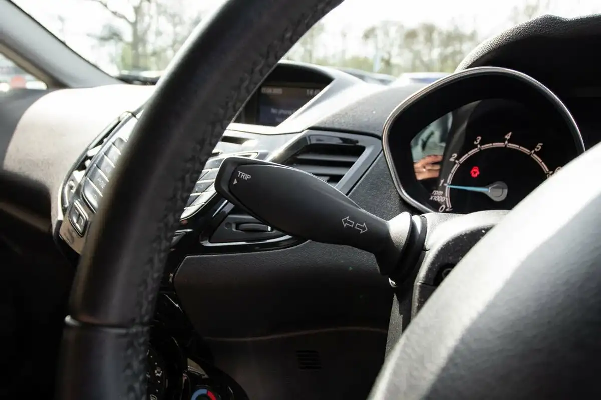 2016-ford-fiesta-10t-zetec-100ps-ecoboost-ss-3d-big-16