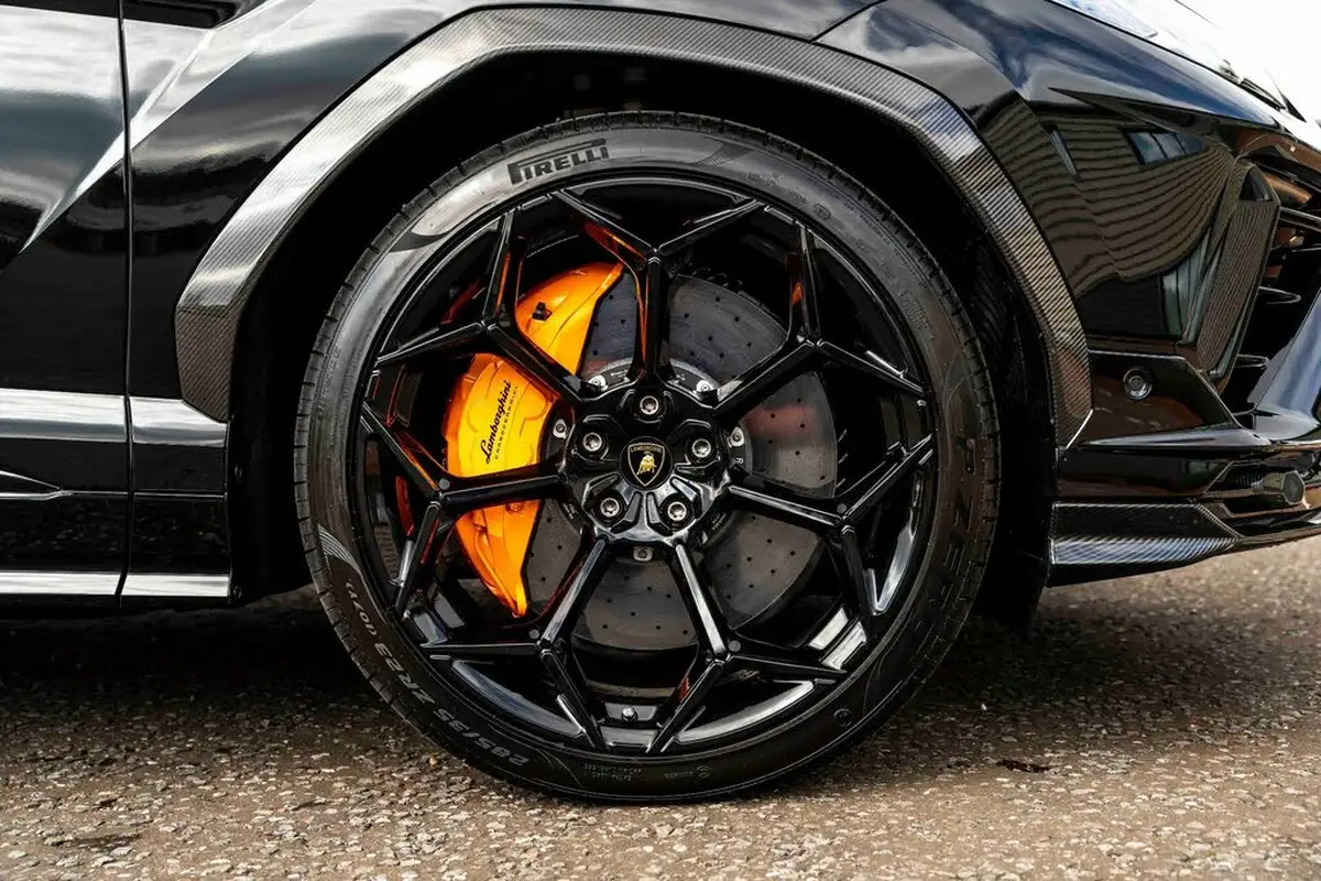 2024-lamborghini-urus-40-no-trim-big-3