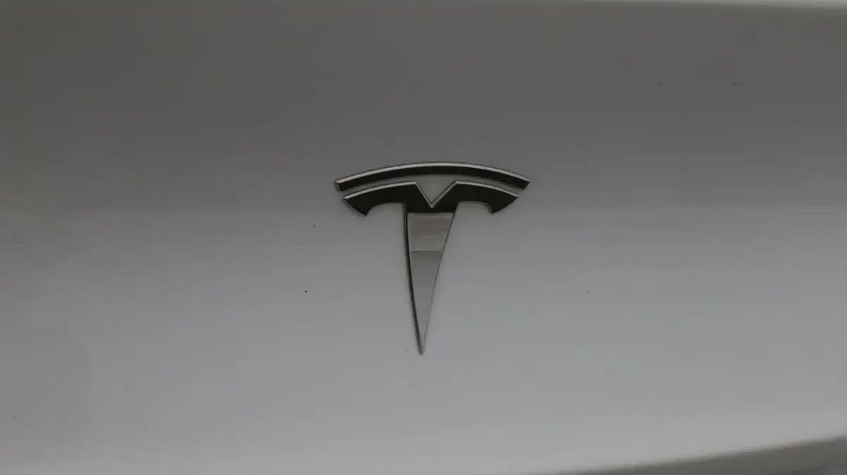 2023-tesla-model-y-e-long-range-big-21