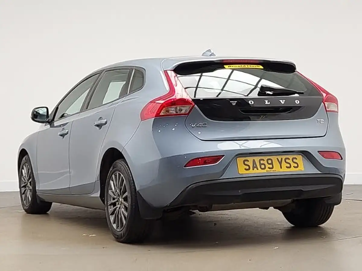 2019-volvo-v40-20-t2-momentum-edition-big-1