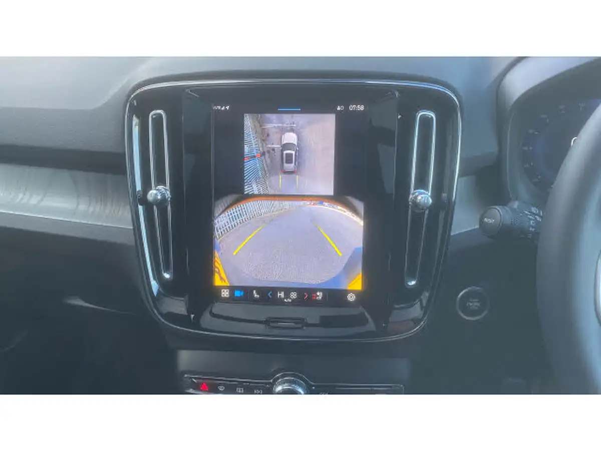 2024-volvo-xc40-20-b4-ultra-bright-big-35