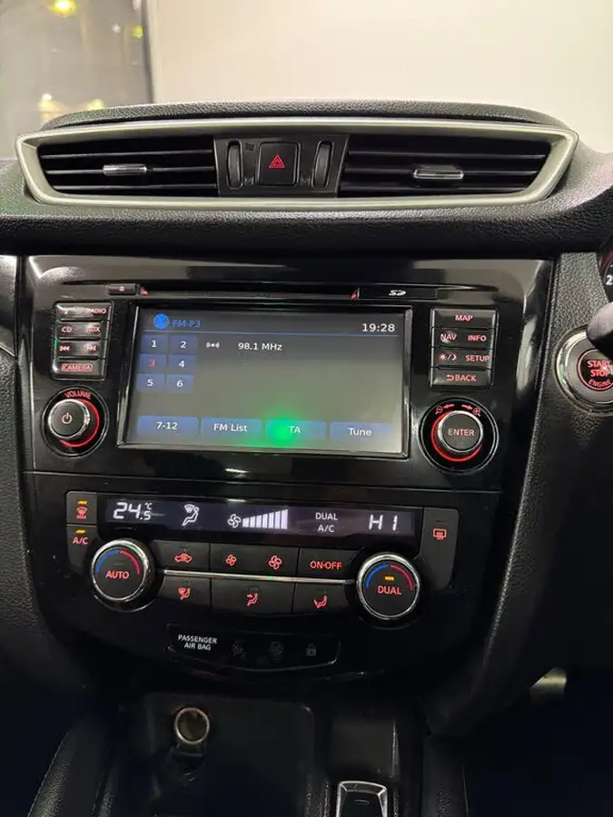 2015-nissan-qashqai-15dci-acenta-premium-big-12