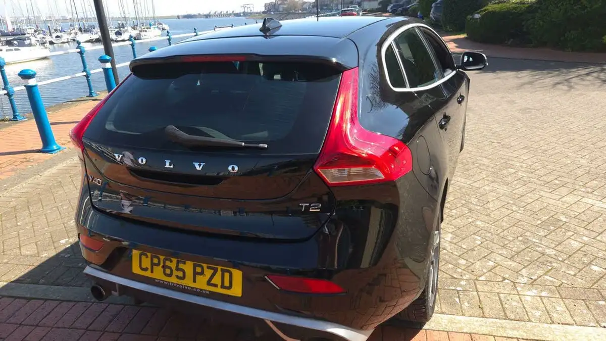 2016-volvo-v40-20-t2-r-design-big-3