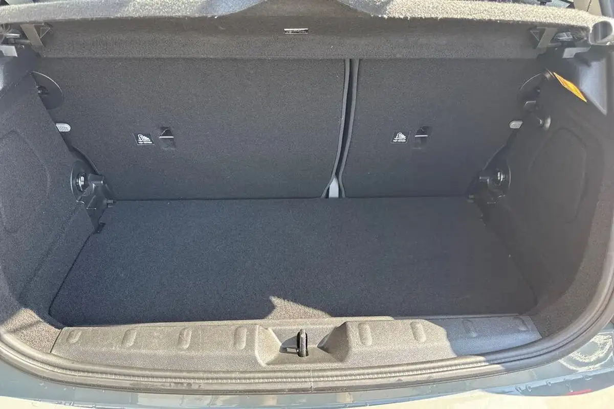 2019-mini-cooper-15-cooper-classic-hatchback-3d-big-8