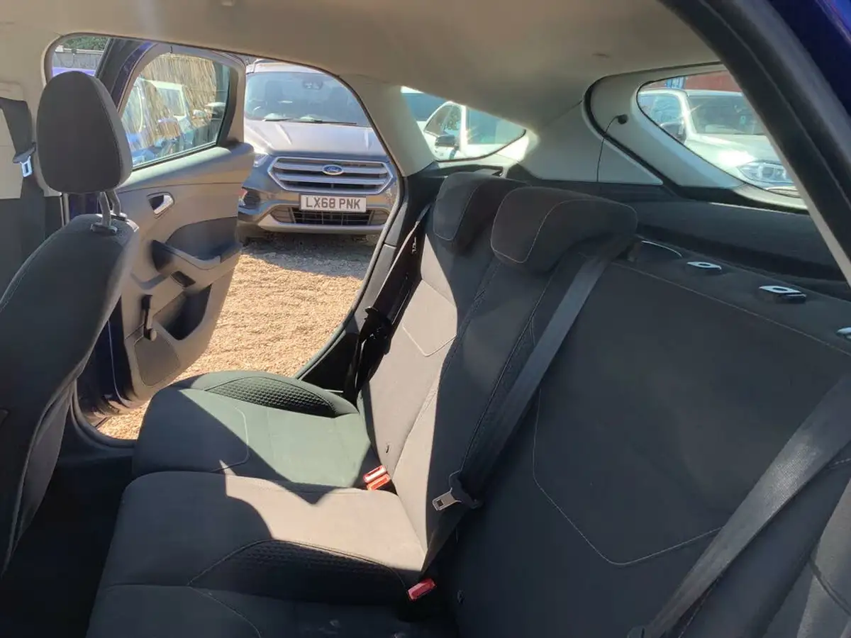 2015-ford-focus-16tdci-zetec-hatchback-big-25