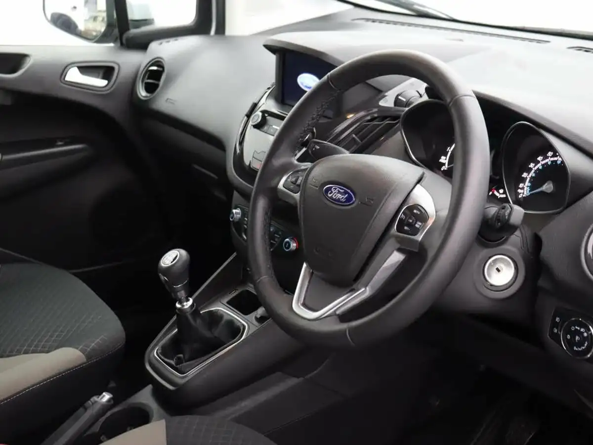 2020-ford-tourneo-courier-15tdci-titanium-big-11
