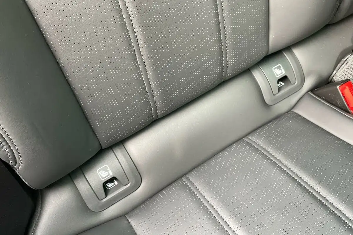 2023-land-rover-range-rover-evoque-15-p300e-r-dynamic-hse-big-27