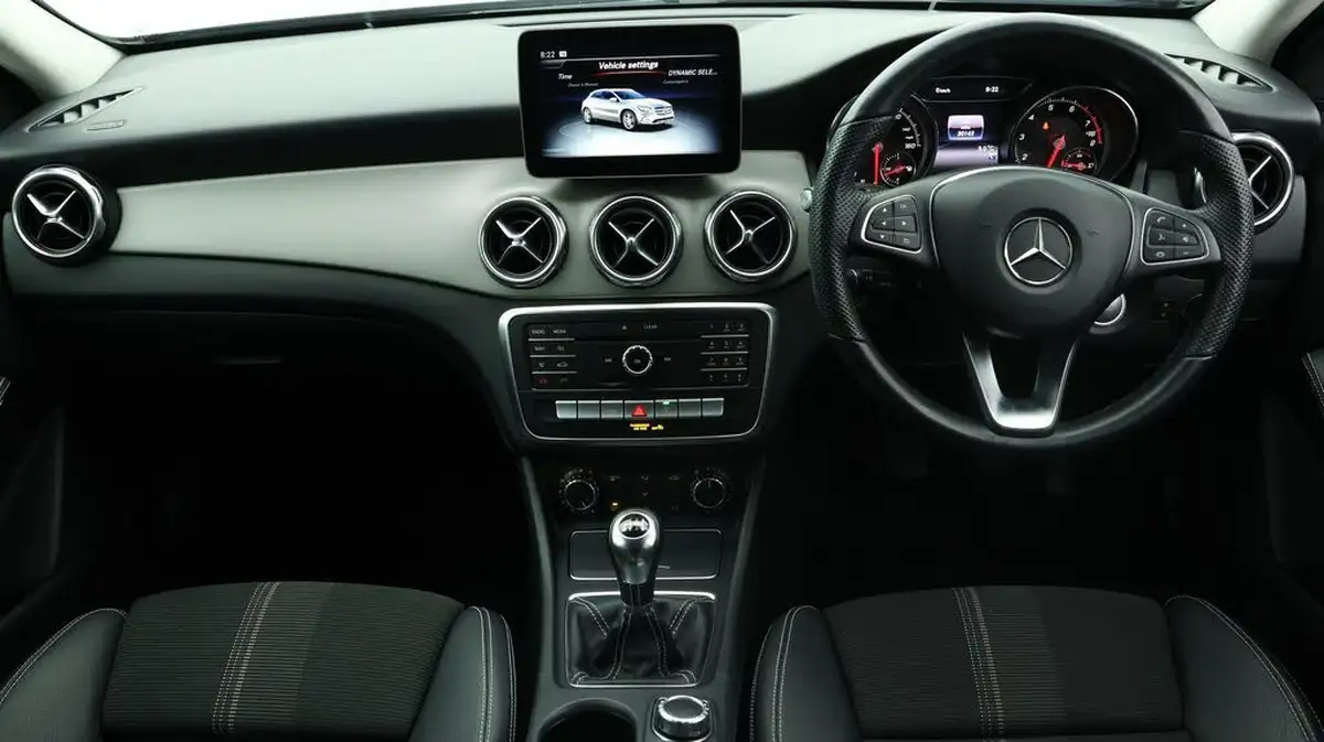 2019-mercedes-benz-gla-class-16-gla-180-urban-edition-ss-big-12