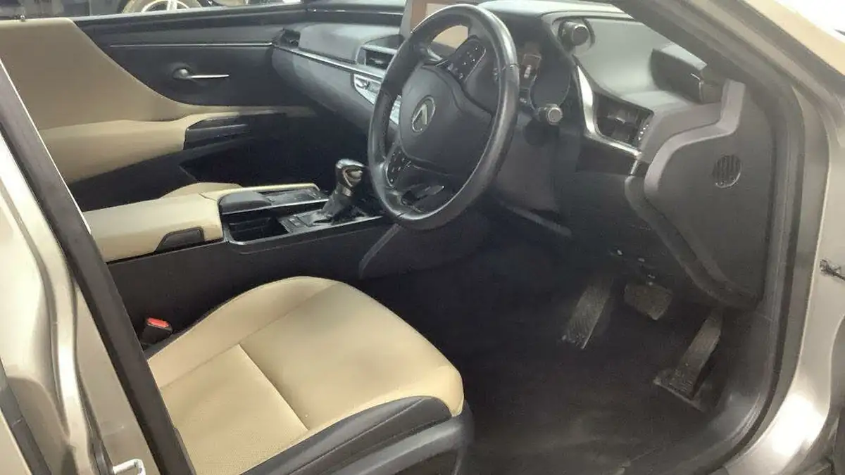 2020-lexus-es-300h-25-es-215bhp-rear-privacy-glass-big-8