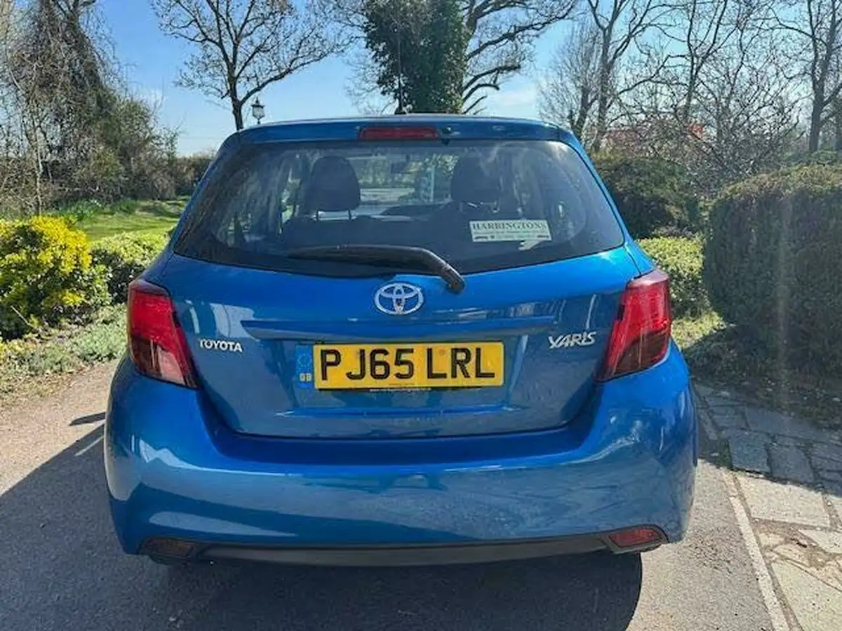 2015-toyota-yaris-133-icon-vvt-i-5d-big-7