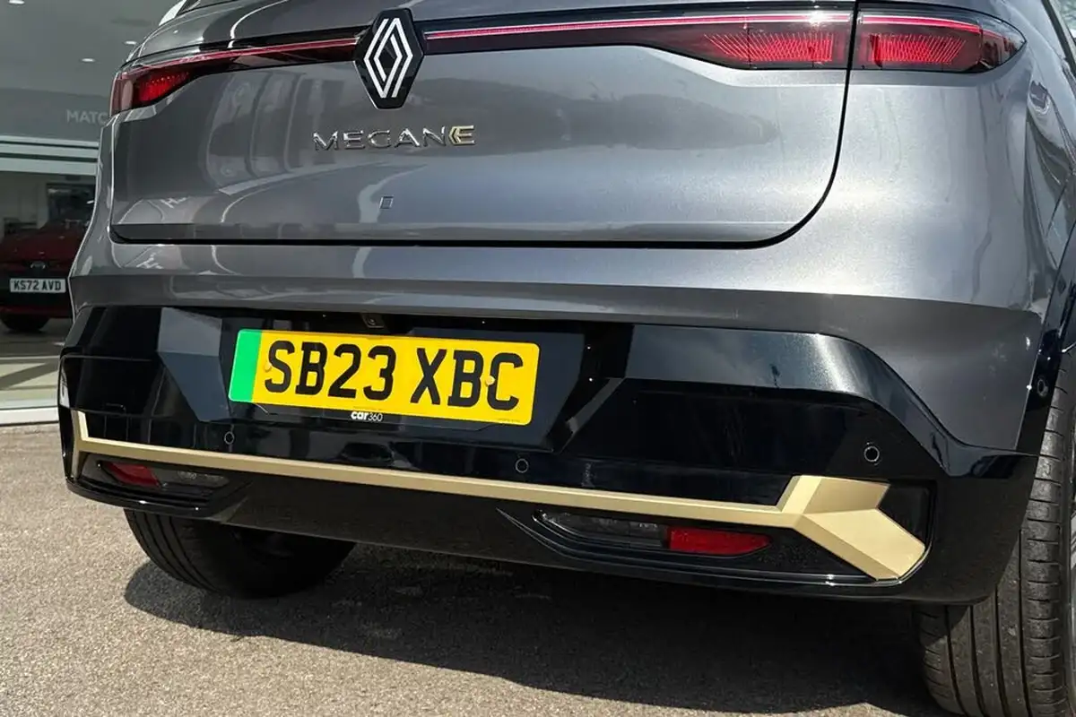 2023-renault-megane-e-tech-e-iconic-big-35