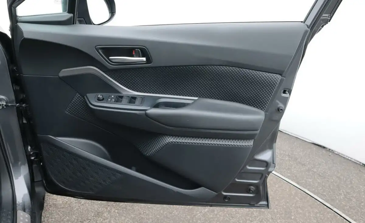 2022-toyota-c-hr-18-vvt-i-icon-big-15