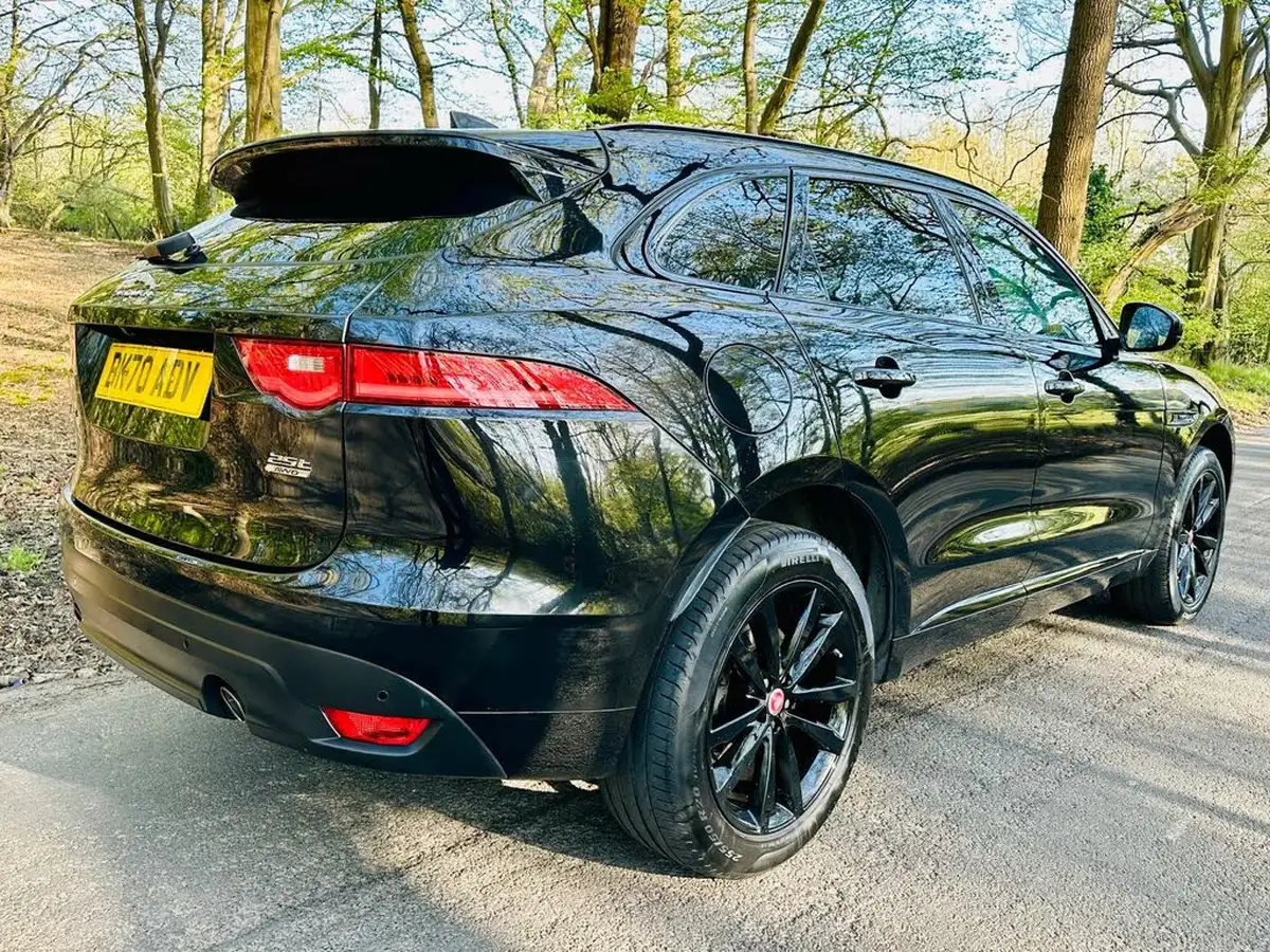 2021-jaguar-f-pace-20i-chequered-flag-big-42