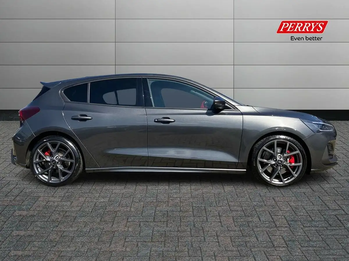 2023-ford-focus-23t-st-hatchback-big-2