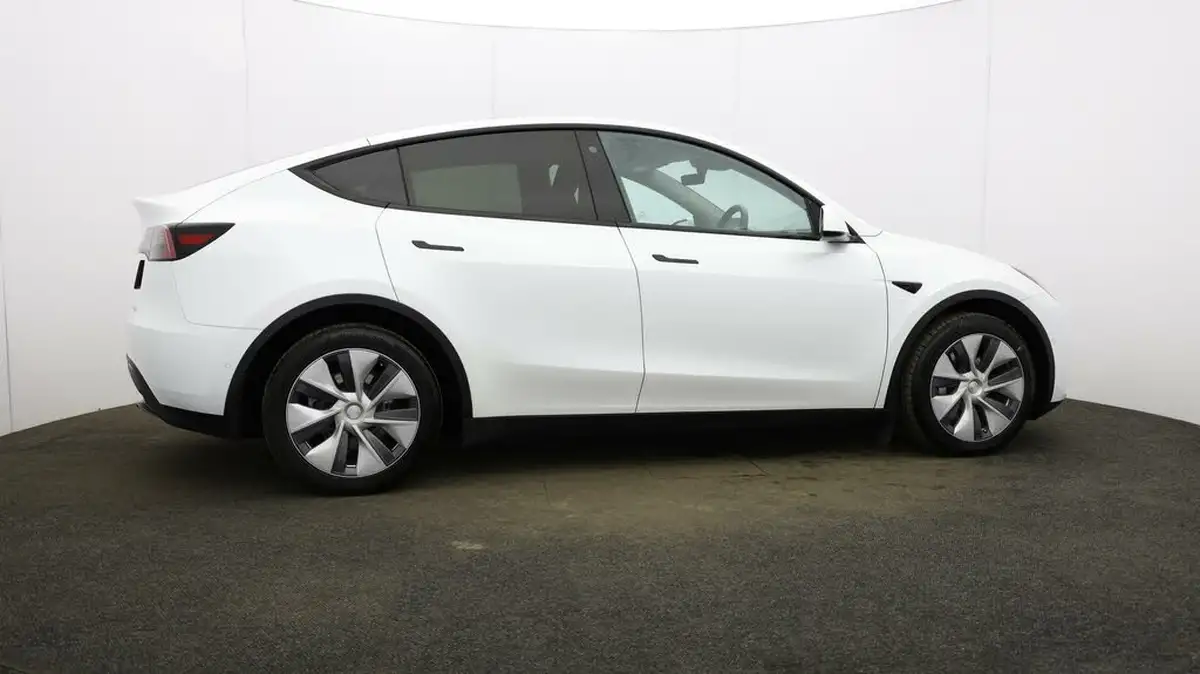 2022-tesla-model-y-e-long-range-big-45