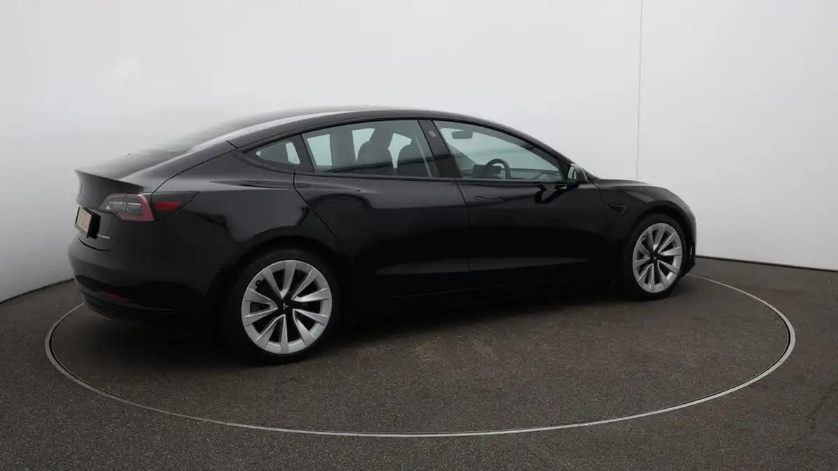 2022-tesla-model-3-e-long-range-big-52