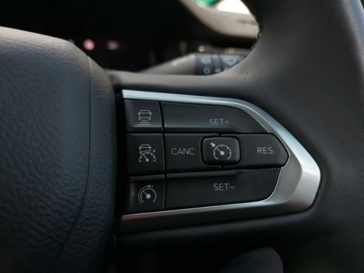 2024-jeep-compass-15-altitude-big-13