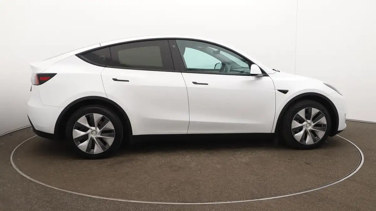 2023-tesla-model-y-e-long-range-big-49
