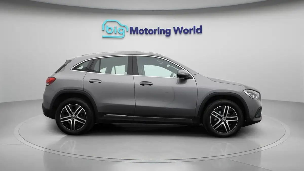 2022-mercedes-benz-gla-class-13-gla-200-sport-executive-big-8