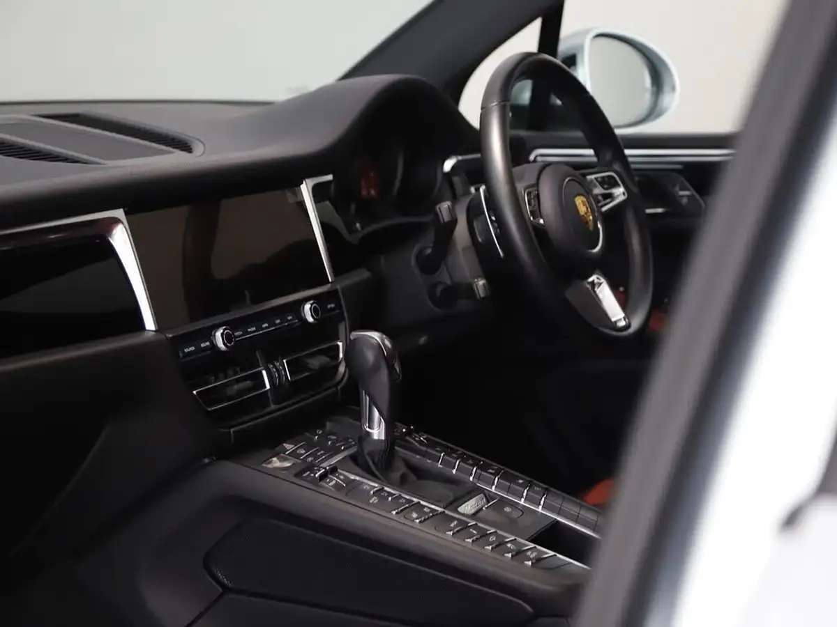 2021-porsche-macan-30-s-big-42