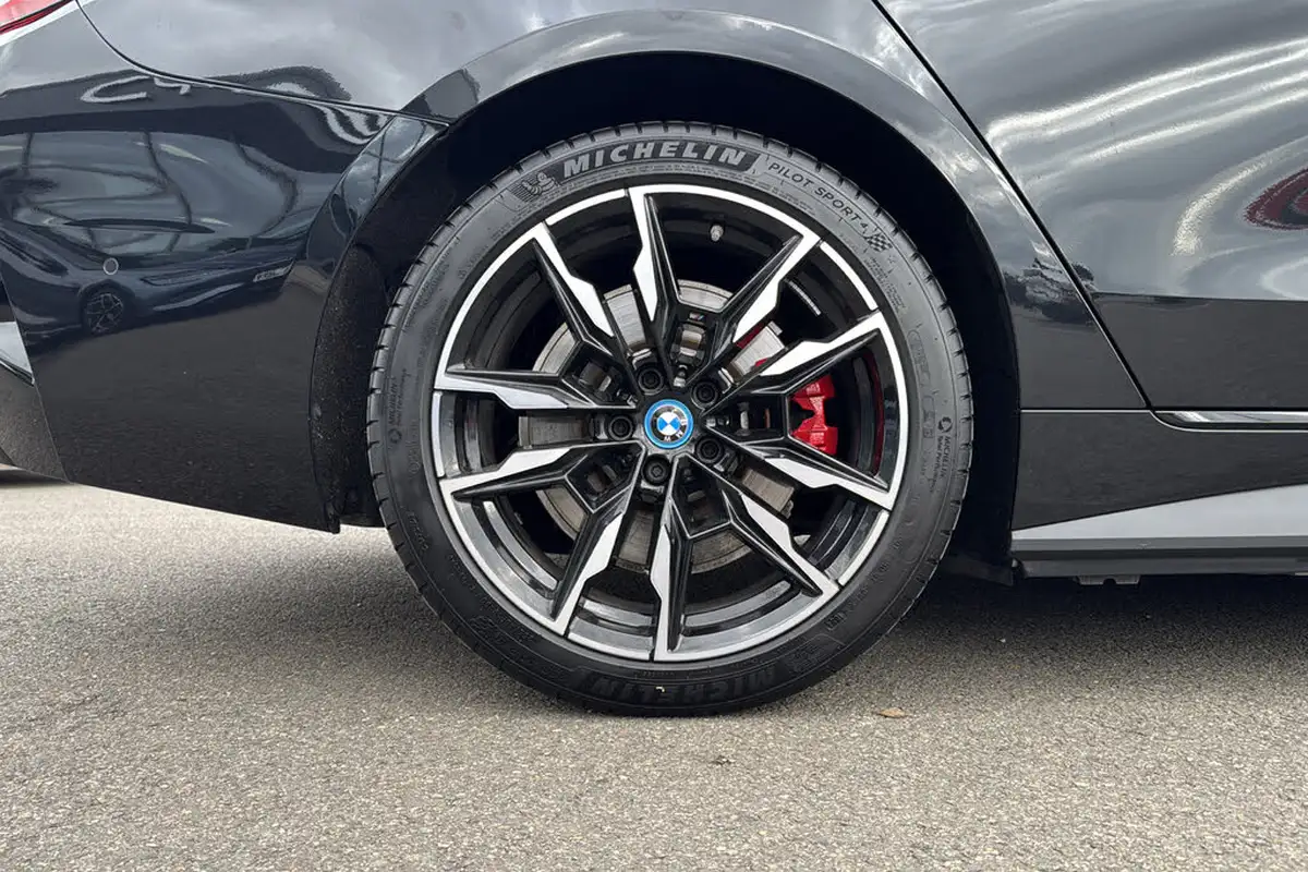 2024-bmw-i4-e-m50-big-7