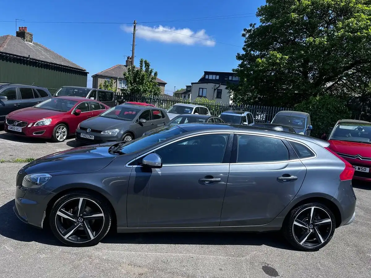 2013-volvo-v40-16td-d2-r-design-big-3