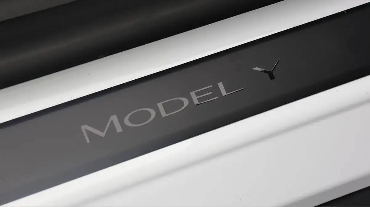 2023-tesla-model-y-e-rwd-big-21